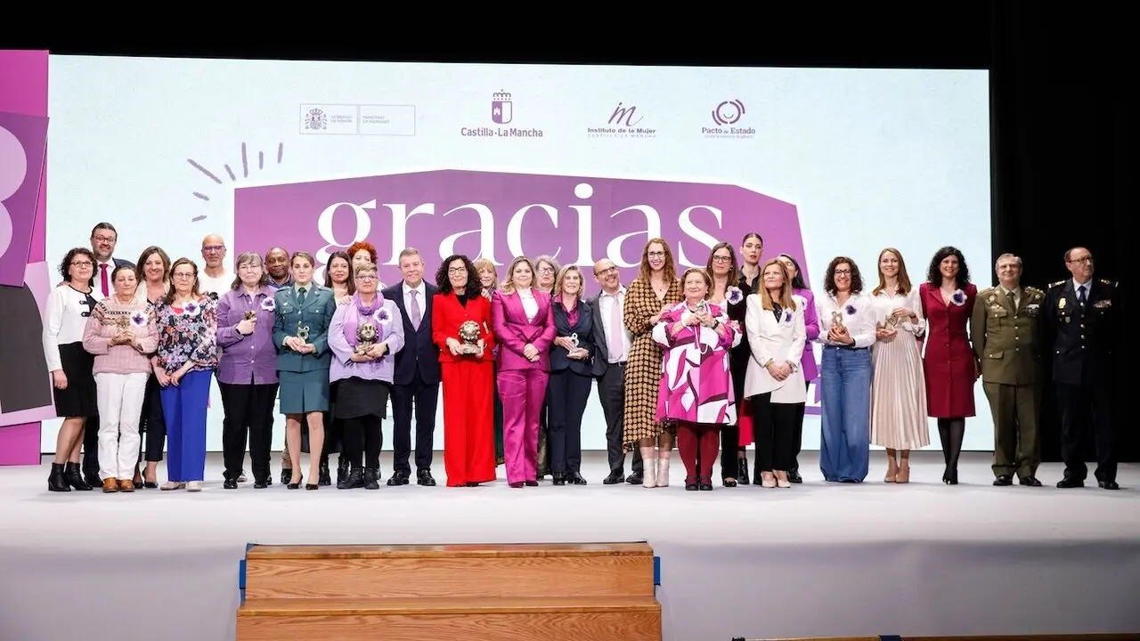 El presidente de Castilla-La Mancha, Emiliano García-Page, ha presidido el acto institucional que conmemora el Día Internacional de las Mujeres (8M), celebrado en el teatro Don Quijote de la localidad de Consuegra (Toledo)