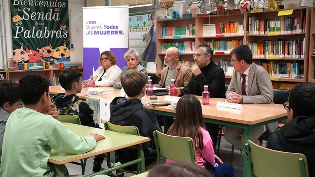 El escritor Xavier Eguiguren ha presentado en Cuenca 'La locomotora del tiempo', un relato infantil que aborda asuntos como la violencia de género, el acoso escolar, los peligros de las drogas o el duelo tras la pérdida de nuestros seres queridos