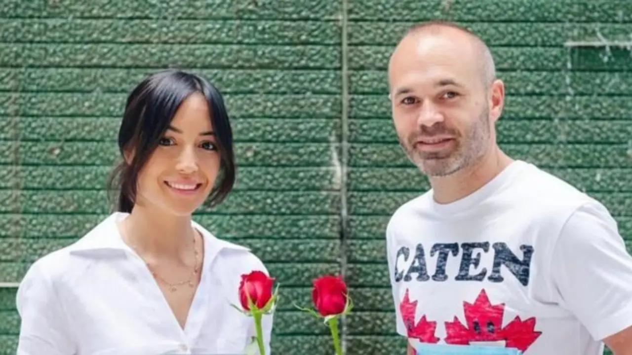 Andrés Iniesta junto a su mujer, Anna Ortiz