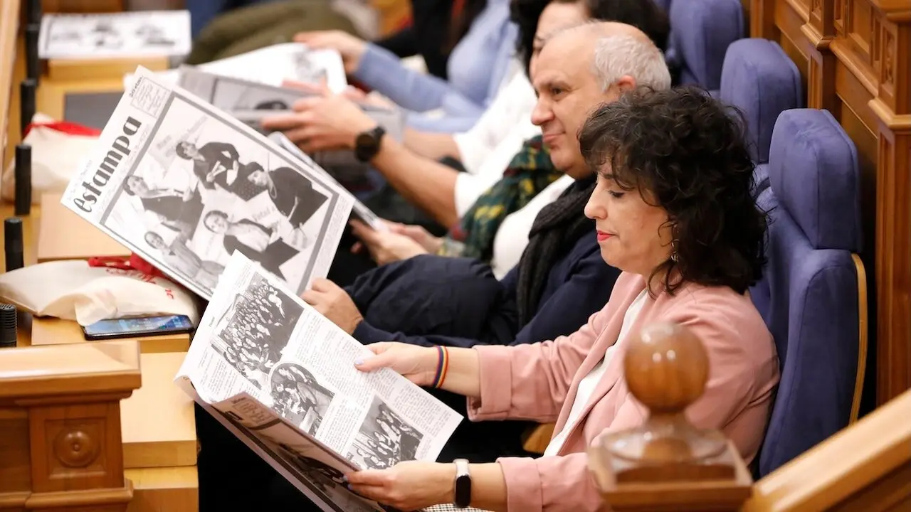 Las Cortes se tiñen de morado en su jornada de 'Puertas Abiertas' el 8M recordando el origen del voto femenino en España