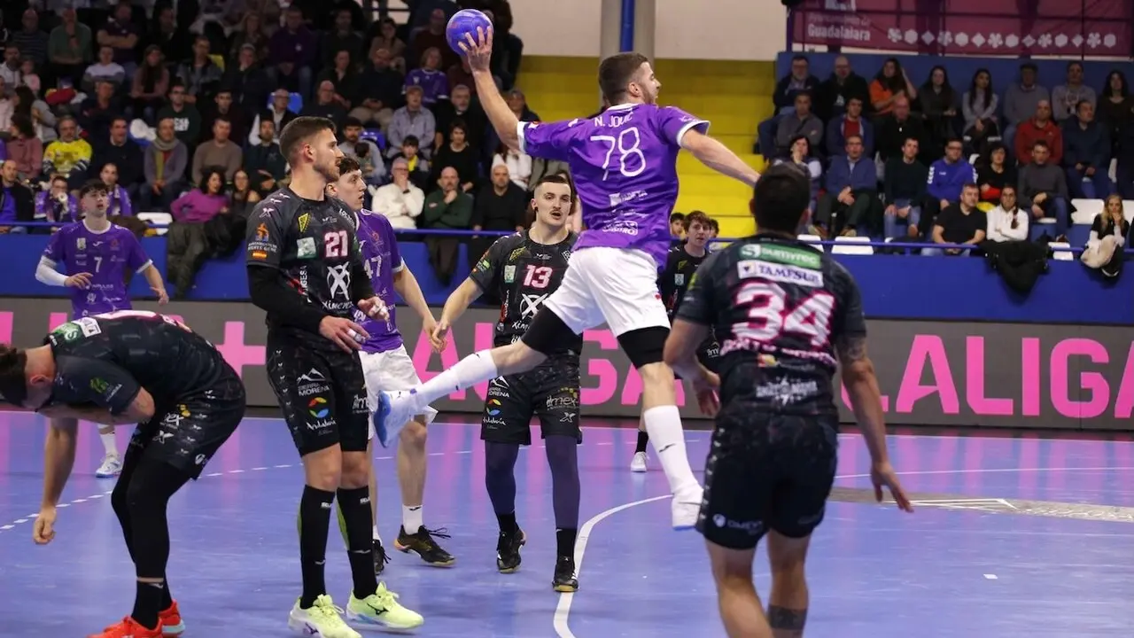 El Impulse Balonmano Guadalajara agrava la crisis del Punete Genil (26-25) - Fotografía: Santi Molina