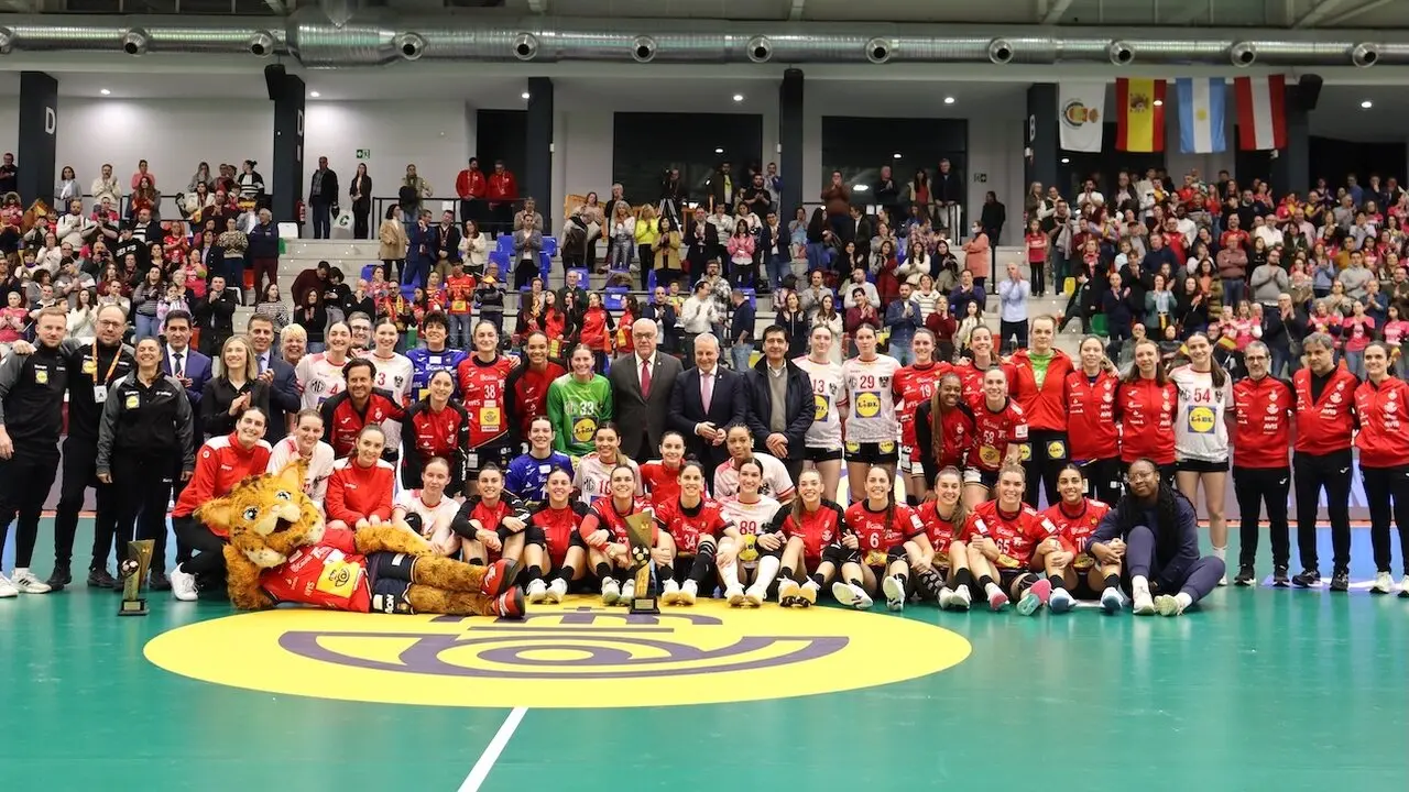El vicepresidente segundo del Gobierno de Castilla-La Mancha, José Manuel Caballero, ha asistido al último partido del Torneo Internacional de Balonmano Femenino entre la selección española y la austriaca en el pabellón ‘Manzanares Arena’