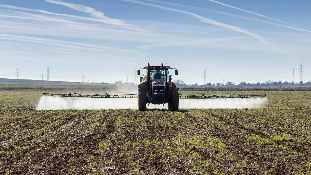 España aplaude el nuevo enfoque de la UE sobre la necesidad y uso de fitosanitarios, agricultura, PAC, agricultor, política agraria común, tractor, regadío, regantes, cosecha,