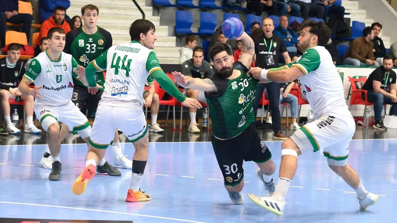El huracán Helvetia Anaitasuna destroza en su visita al Rebi BM Cuenca (33-26) - Fotografía: Óscar Aznar