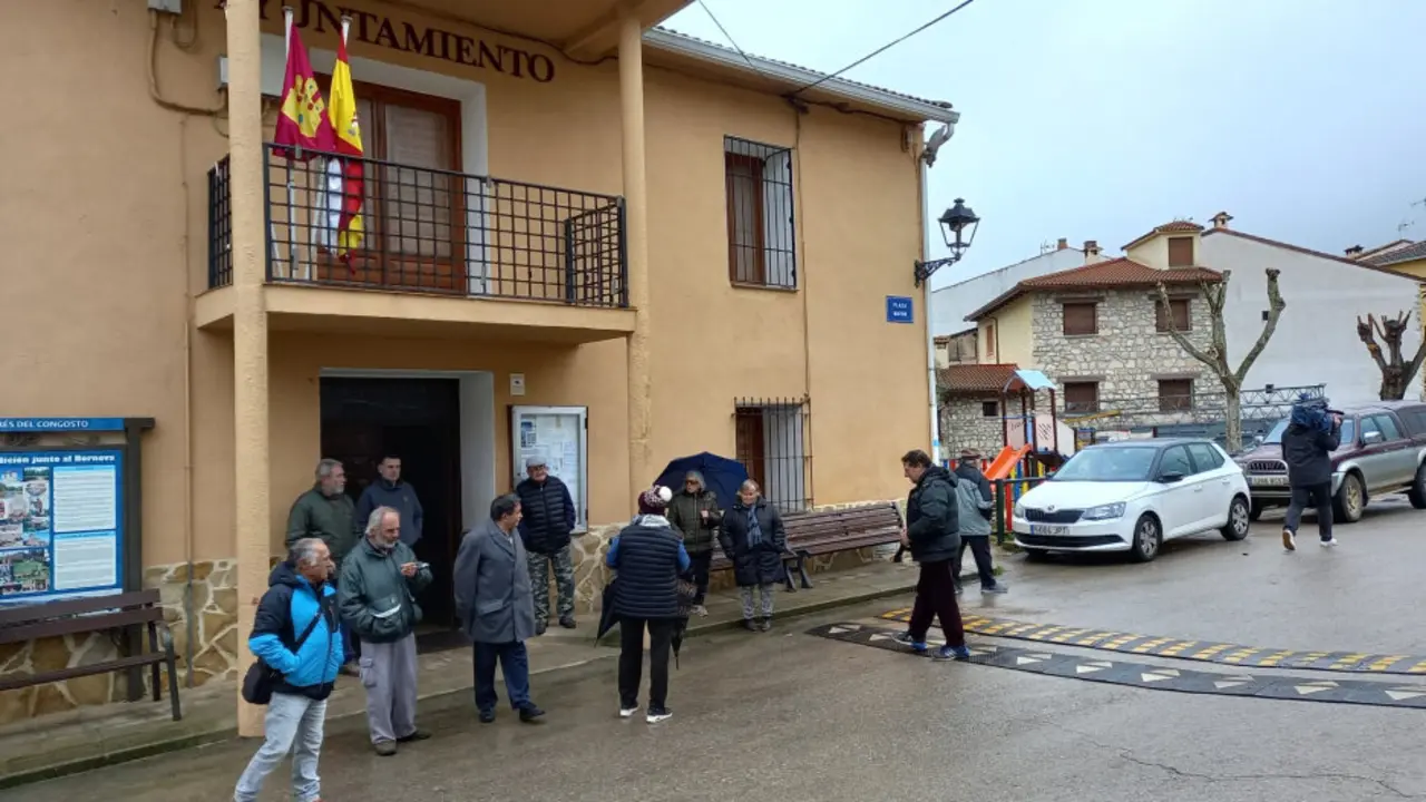 Vecinos de San Andrés del Congosto (Guadalajara) esperan ser evacuados por la situación de la presa de Alcorlo, que está a punto de soltar agua por su aliviadero - Fotografía: CMM