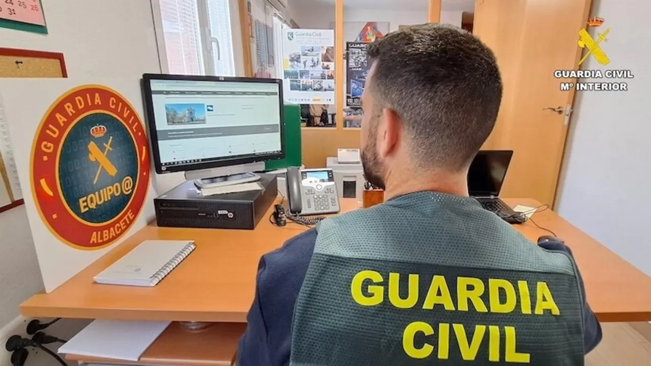 Una mujer detenida y un hombre investigado por estafas cometidas por Internet