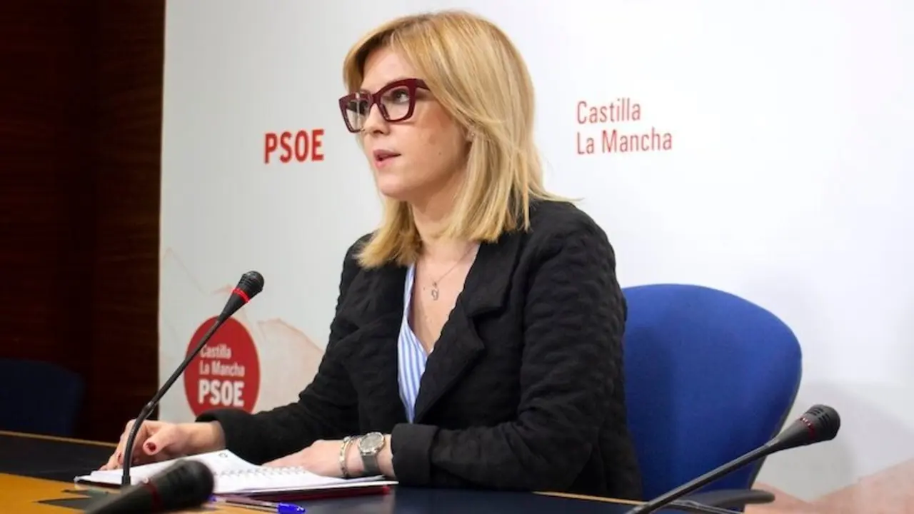 La portavoz del PSOE en las Cortes de Castilla-La Mancha, Ana Isabel Abengózar, durante la rueda de prensa que ha ofrecido en el Parlamento regional