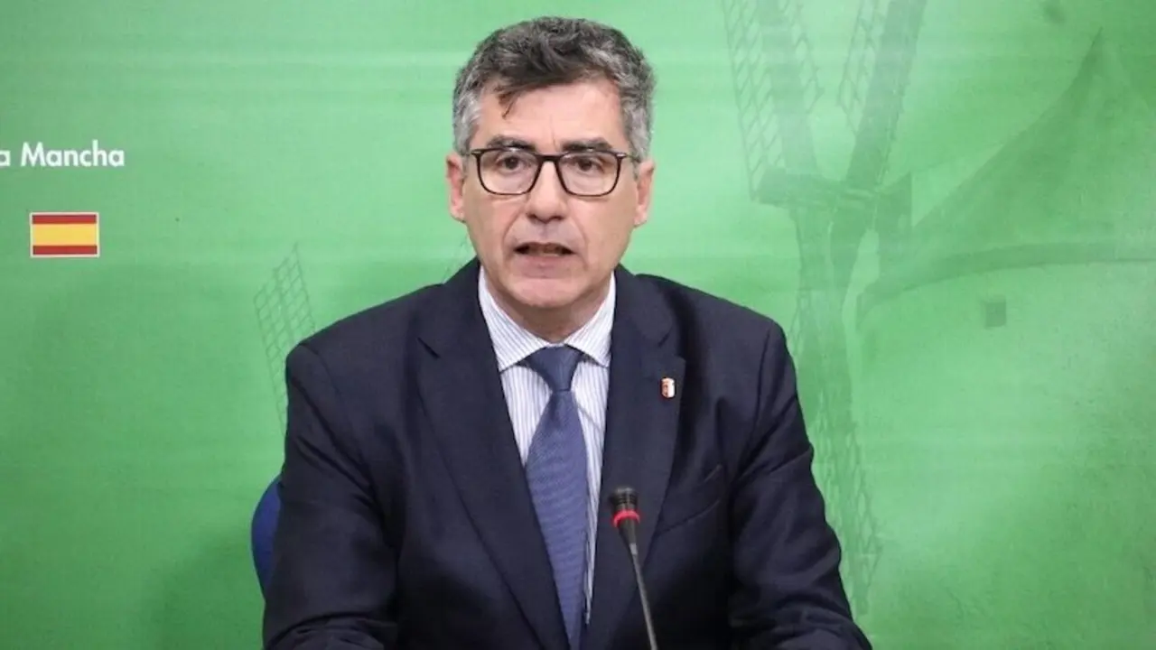 El diputado de Vox en las Cortes de Castilla-La Mancha, Francisco Cobo, durante la rueda de prensa que ha ofrecido en el Parlamento regional