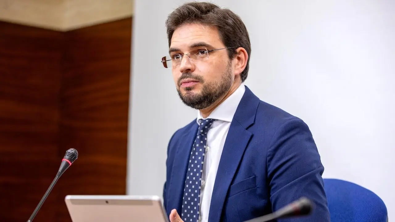 El portavoz adjunto y diputado autonómico del PP en las Cortes de Castilla-La Mancha, Santiago Serrano, durante la rueda de prensa que ha ofrecido en el Parlamento regional