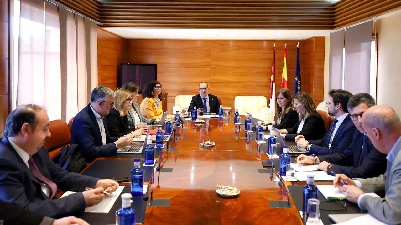 En la imagen un instante de la reunión de la Junta de Portavoces y Mesa de las Cortes de Castilla-La Mancha