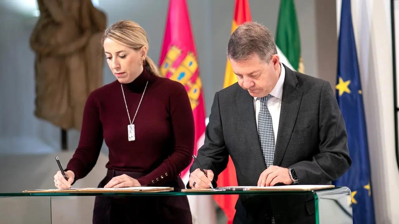 El presidente de Castilla-La Mancha, Emiliano García-Page, ha firmado, en Mérida (Badajoz), con la presidente extremeña, María Guardiola, el Protocolo General de Actuación entre las comunidades autónomas de Extremadura y Castilla-La Mancha para la actuación conjunta en situaciones de emergencia