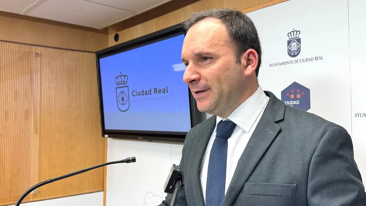 El portavoz del equipo de Gobierno del Ayuntamiento del Ciudad Real, Guillermo Arroyo, en rueda de prensa