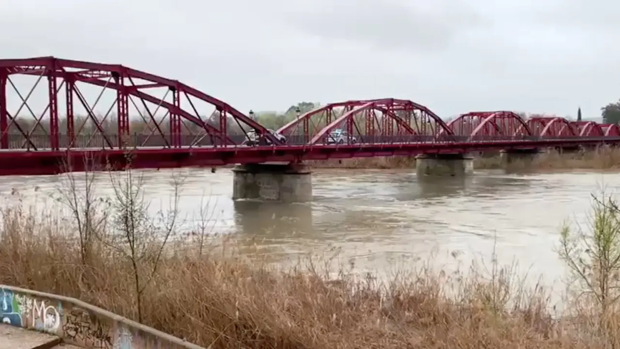 Imagen del río Tajo a su paso por Talavera de la Reina (Toledo) a primera hora de este martes