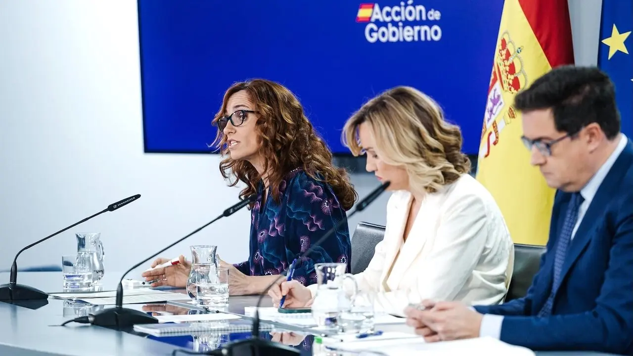 Imagen de la ministra de Sanidad, Mónica García; la ministra Portavoz, Pilar Alegría y el ministro para la Transformación Digital y de la Función Pública, Óscar López, durante la rueda de prensa posterior a la reunión del Consejo de Ministros - EP/Carlos Luján