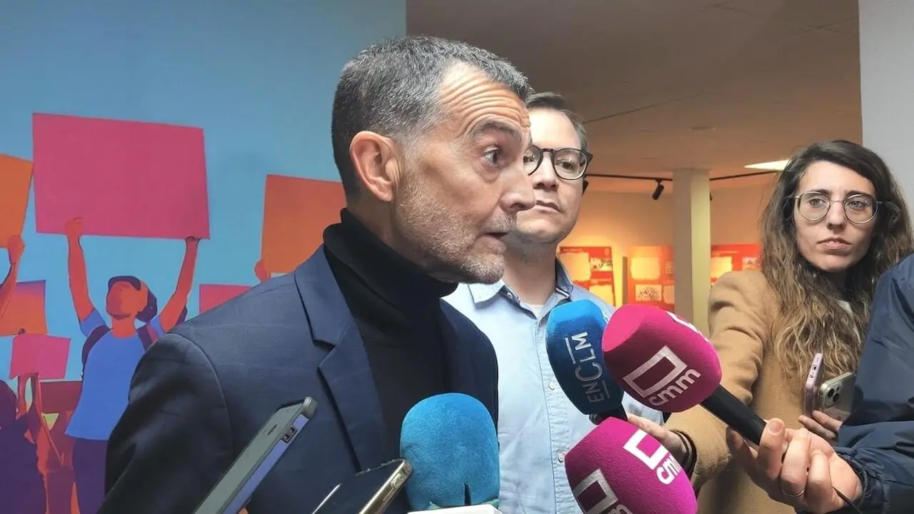 El coordinador federal de Izquierda Unida, Antonio Maíllo, atendiendo a los medios de comunicación este martes en Toledo