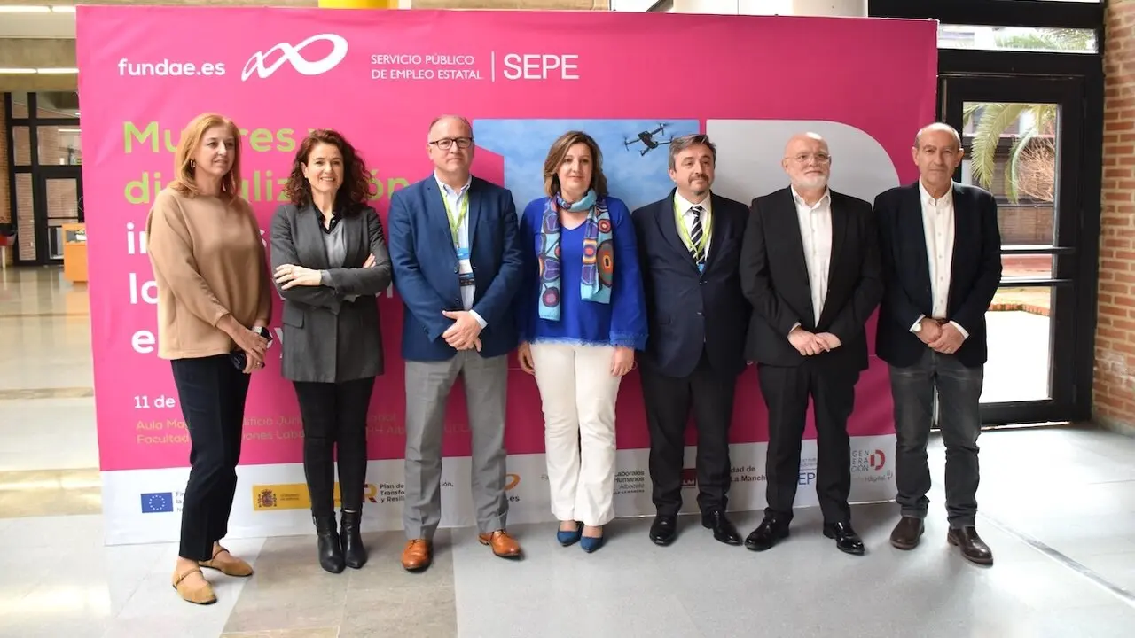 La consejera de Economía, Empresas y Empleo, Patricia Franco, ha clausurado, en el Aula Magna de la Facultad de Relaciones Laborales y Recursos Humanos de la UCLM en Albacete, la jornada ‘Mujeres y digitalización, impulsando la innovación en la pyme’ de Universidad Pyme en Albacete