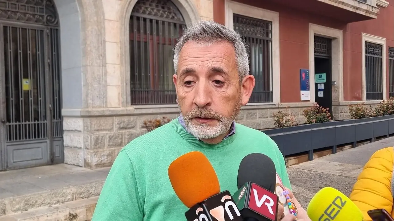 El alcalde de Valdepeñas (Ciudad Real), Jesús Martín, atendiendo a los medios de comunicación