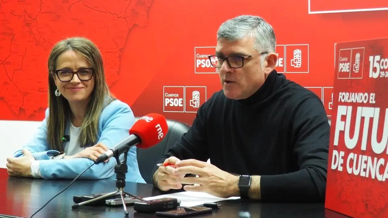 La portavoz de la Comisión Ejecutiva Provincial del PSOE de Cuenca, Gracia Canales, junto al secretario de Organización, Ángel Tomás Godoy, durante la rueda de prensa que han ofrecido