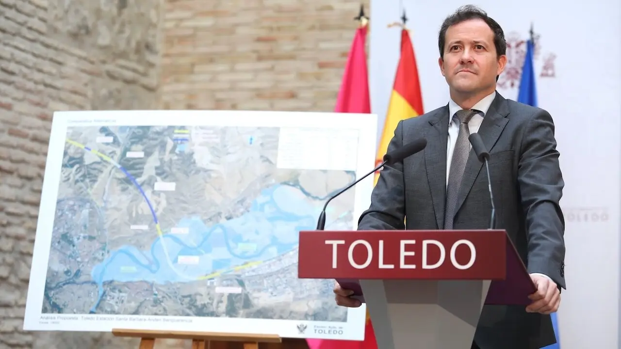 El alcalde de Toledo, Carlos Velázquez, ha expuesto la propuesta de la ciudad para el recorrido del AVE Madrid-Lisboa a su paso por la capital regional