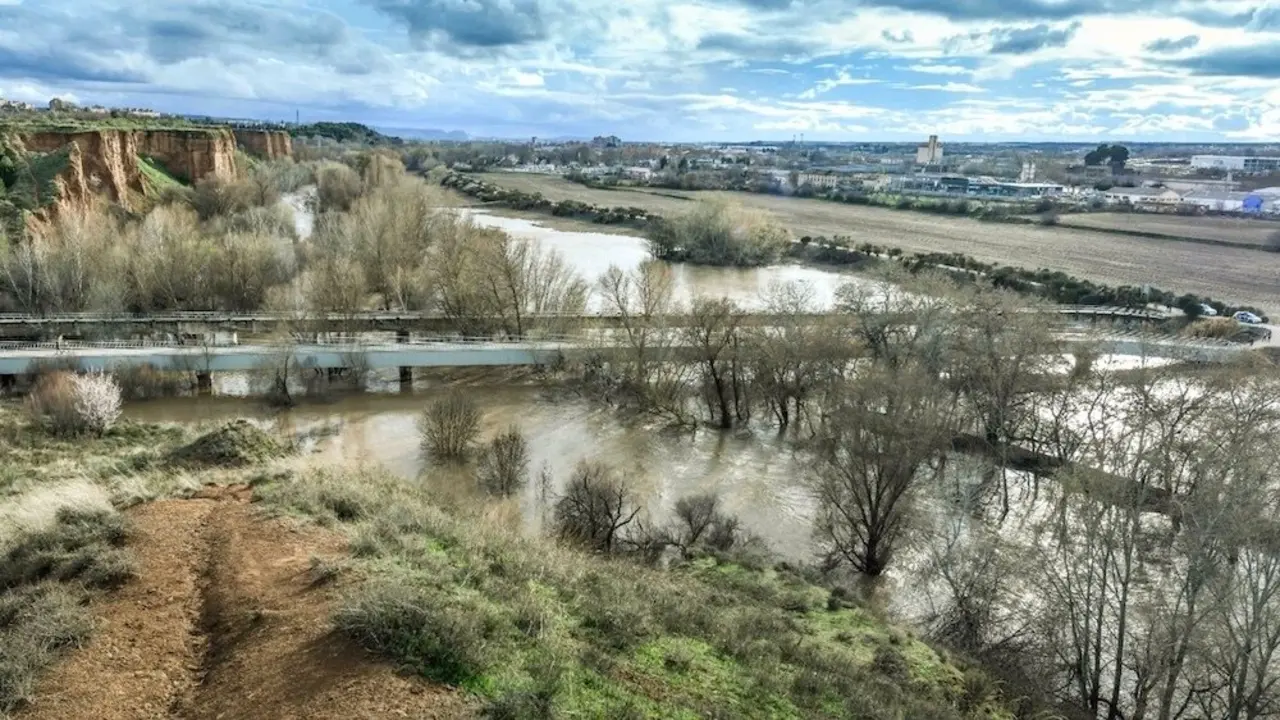 El río Henares a su paso por Guadalajara tras decretarse el nivel rojo por el aumento de su caudal - EP/Rafa Martín