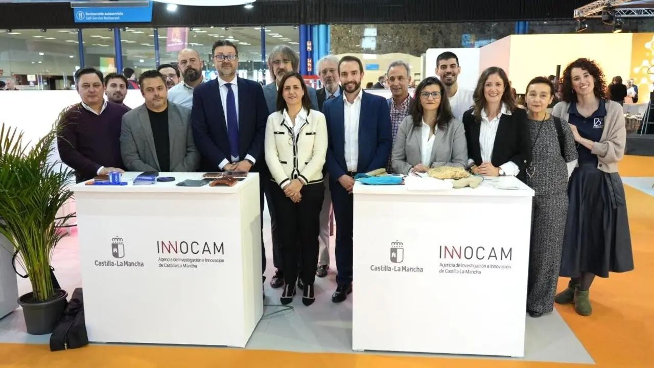 El consejero de Educación, Cultura y Deportes, Amador Pastor, durante su visita a la Feria Transfiere en la ciudad de Málaga donde ha visitado el stand de Castilla-La Mancha junto al director general de Universidades, Investigación e Innovación, José Antonio Castro y la directora de la Agencia de Investigación e Innovación, Charo Serrano