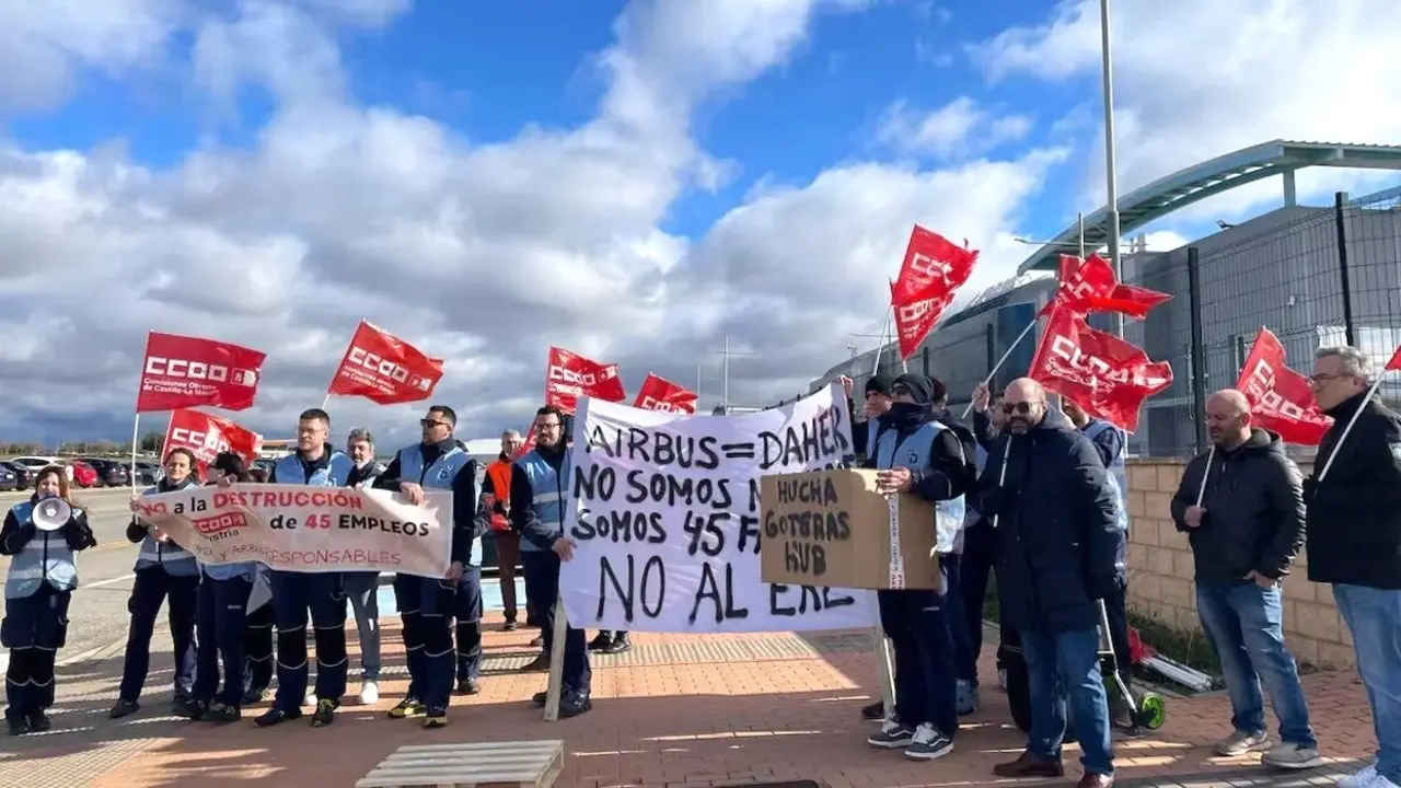 Los trabajadores de Daher se concentran ante Airbus para evitar los 45 despidos