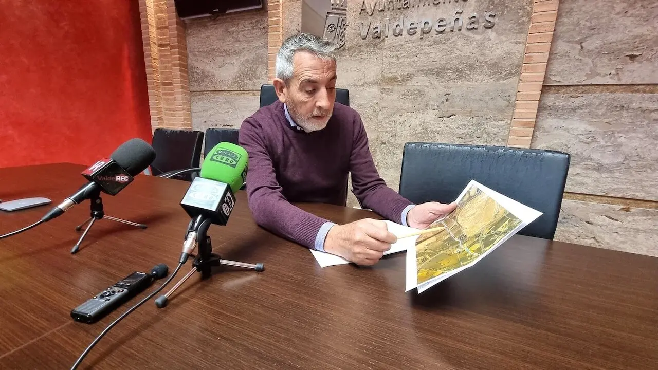 El alcalde de Valdepeñas (Ciudad Real), Jesús Martín, presenta el proyecto del Parque Fluvial con 25 millones de inversión