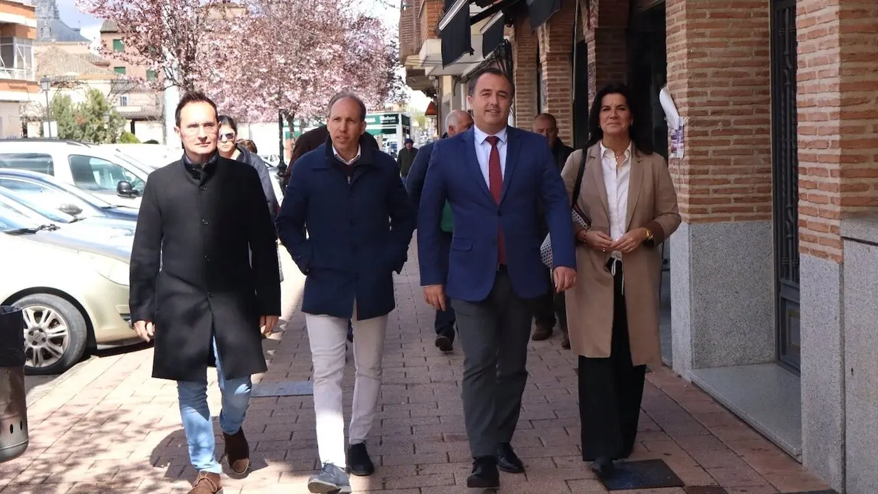 La vicesecretaria de Organización Territorial de Vox, María Ruiz; el presidente del Grupo Parlamentario Vox en las Cortes, David Moreno; y el presidente de Vox en la provincia de Toledo, Daniel Arias, en Sonseca