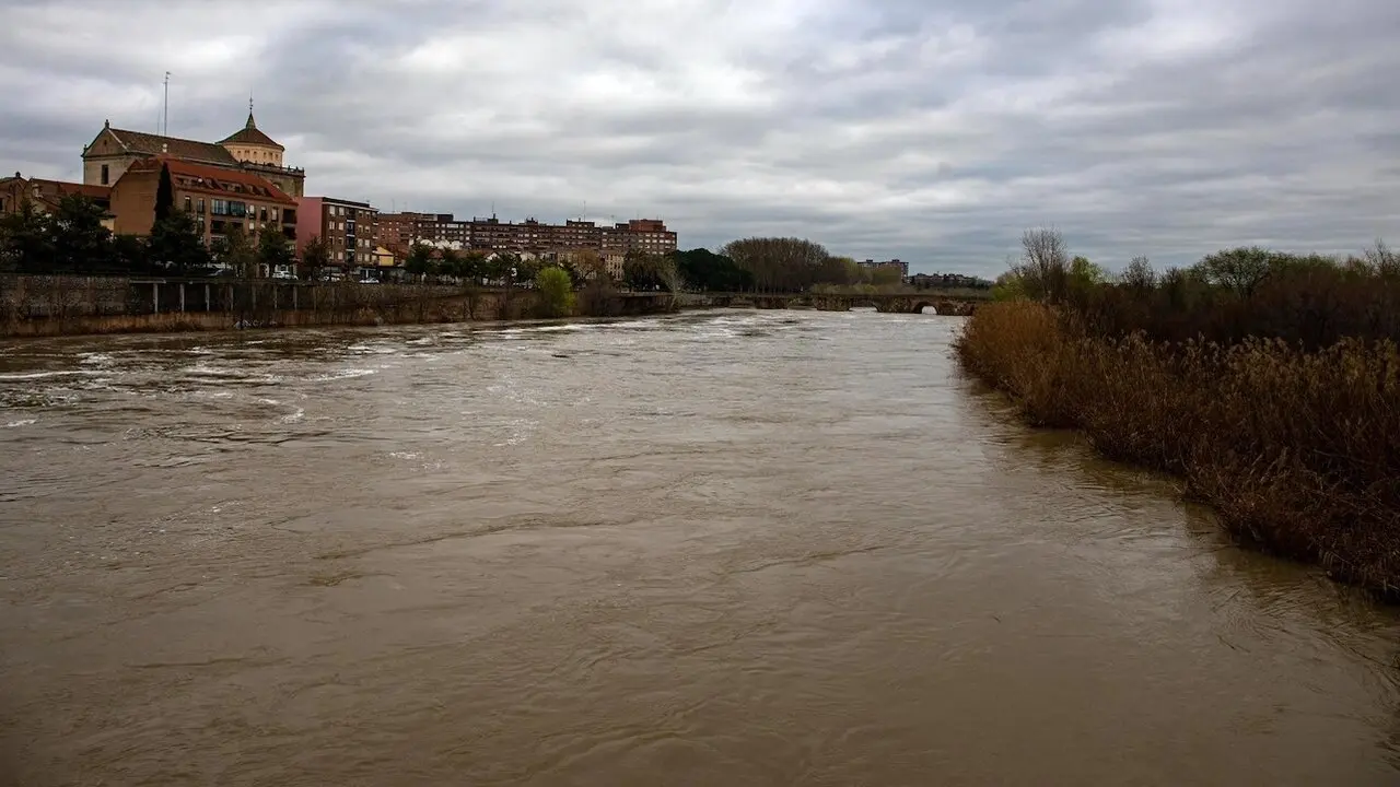 Imagen del río Tajo a su paso por la ciudad de Talavera de la Reina (Toledo) este míércoles