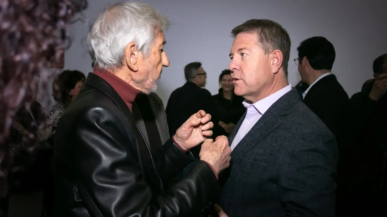 El presidente de Castilla-La Mancha, Emiliano García-Page, conversa con el actor Jose Sacristán en la entrega de los Premios Abogados de Atocha, celebrada este miércoles en Toledo