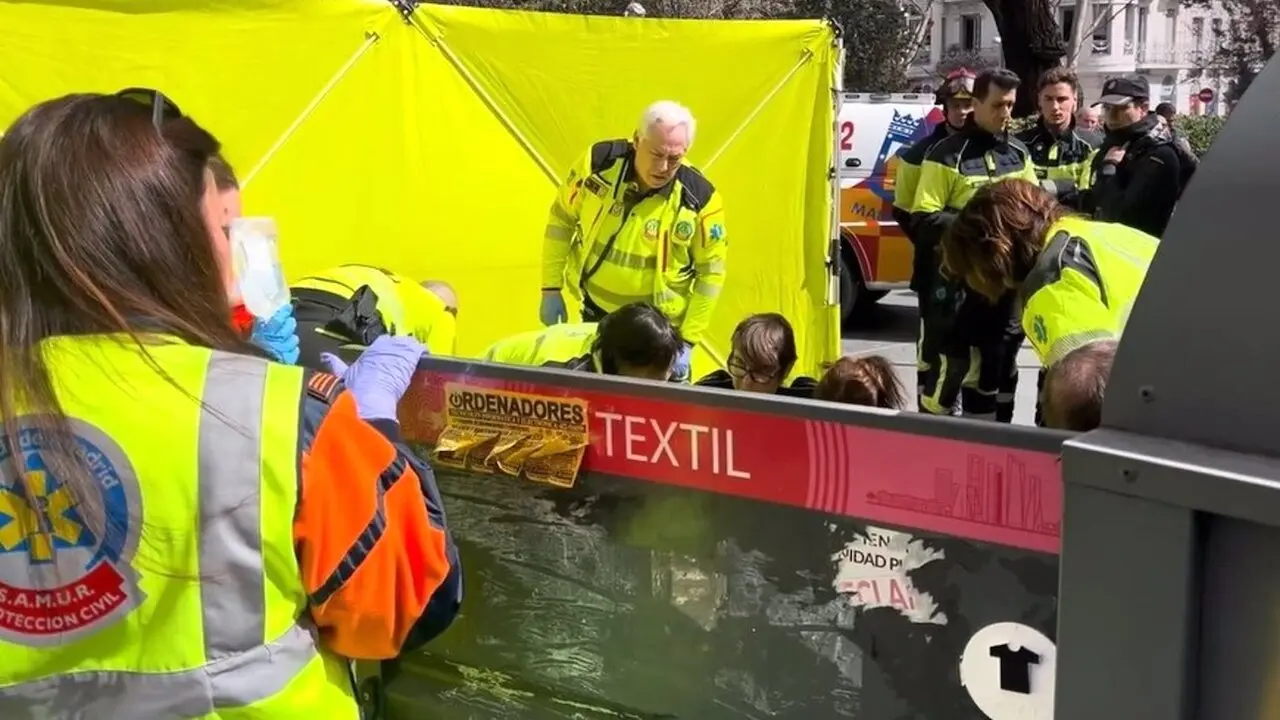 Muere un hombre de 51 año de una parada cardiaca dentro en un contenedor de ropa