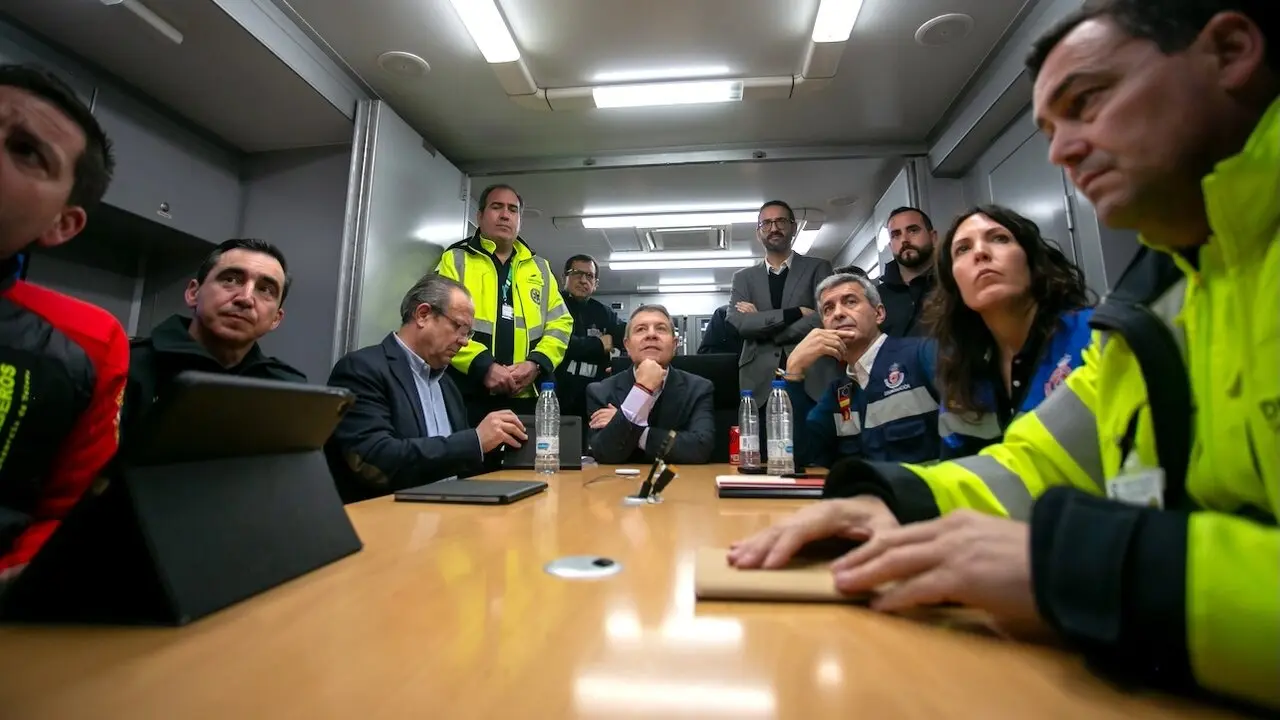 El presidente de Castilla-La Mancha, Emiliano García-Page, asiste a la reunión del Centro de Coordinación Operativa (CECOP) en el puesto de mando avanzado ubicado en Escalona (Toledo)