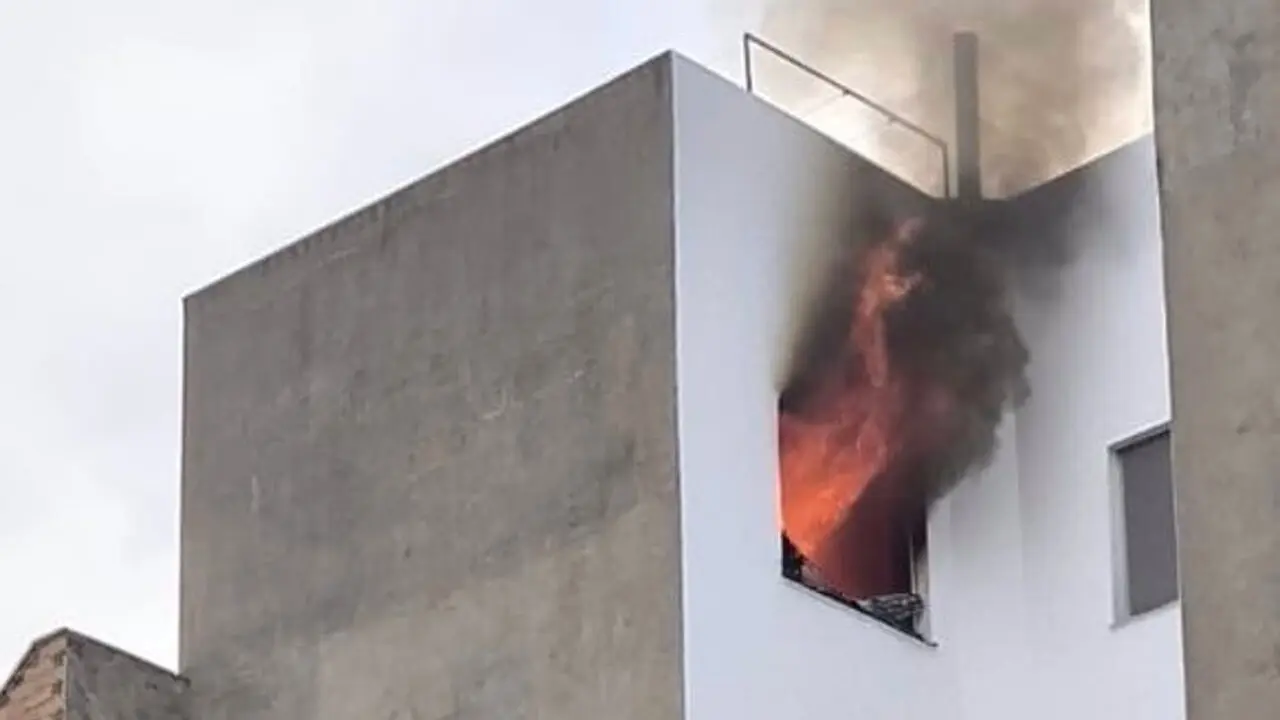 Muere una mujer y cuatro afectados en el incendio originado en una vivienda