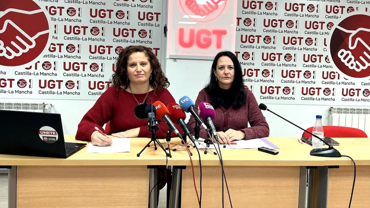 Estrella Fernández y Rosario Madrigal, representantes de UGT en Servicios Públicos del sector autonómico, durante la rueda de prensa que han ofrecido