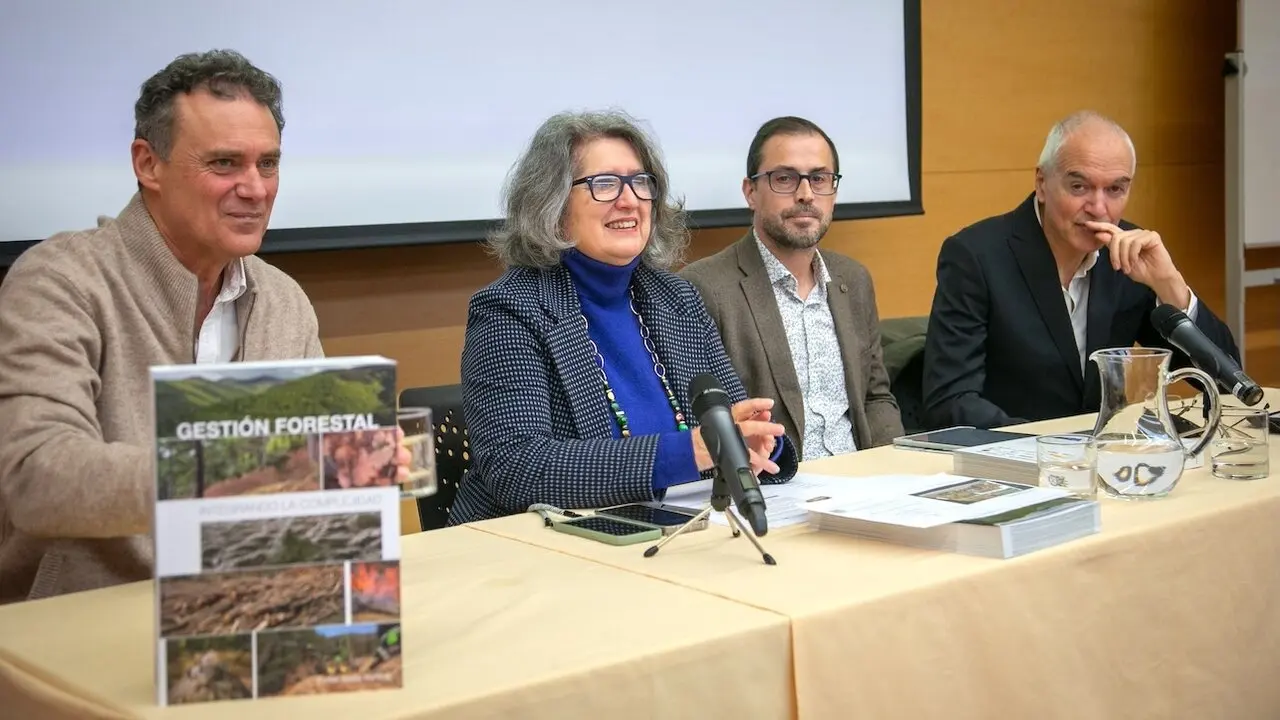 La consejera de Desarrollo Sostenible de Castilla-La Mancha, Mercedes Gómez, ha presentado, en Toledo, el libro ‘Gestión Forestal: Integrando la complejidad’ junto a su autor Froilán Sevilla Martínez