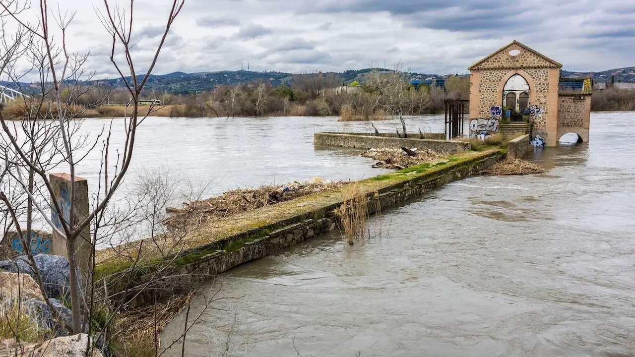 Vista del río Tajo a su paso por Toledo, este viernes - EFE/Ángeles Visdómine