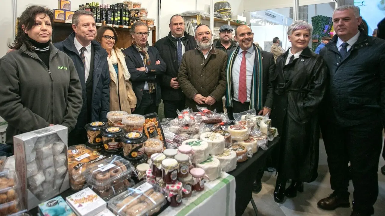 El presidente de Castilla-La Mancha, Emiliano García-Page, ha asistido en Pastrana (Guadalajara) a la inauguración de la XLIV Feria Apícola Internacional