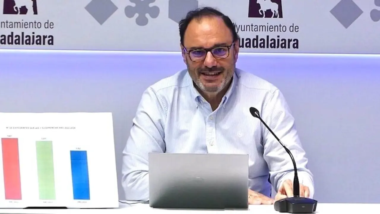 El concejal del área del servicio de Atención al Ciudadano del Ayuntamiento de Guadalajara, Roberto Narro, durante la rueda de prensa que ha ofrecido
