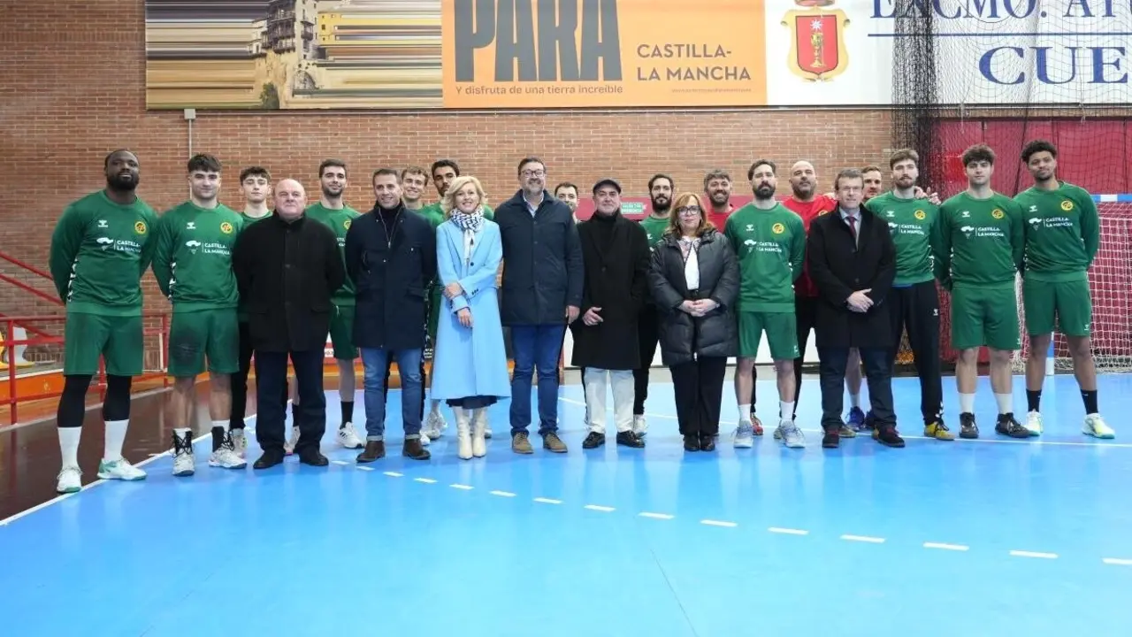 El consejero de Educación, Cultura y Deportes de Castilla-La Mancha, Amador Pastor, durante la visita que ha realizado a los jugadores del Rebi Cuenca