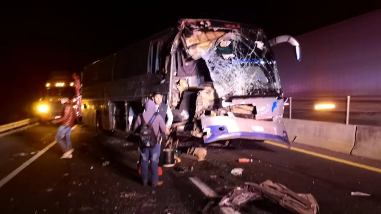 Imagen de archivo de un accidente de tráfico con un autobús implicado