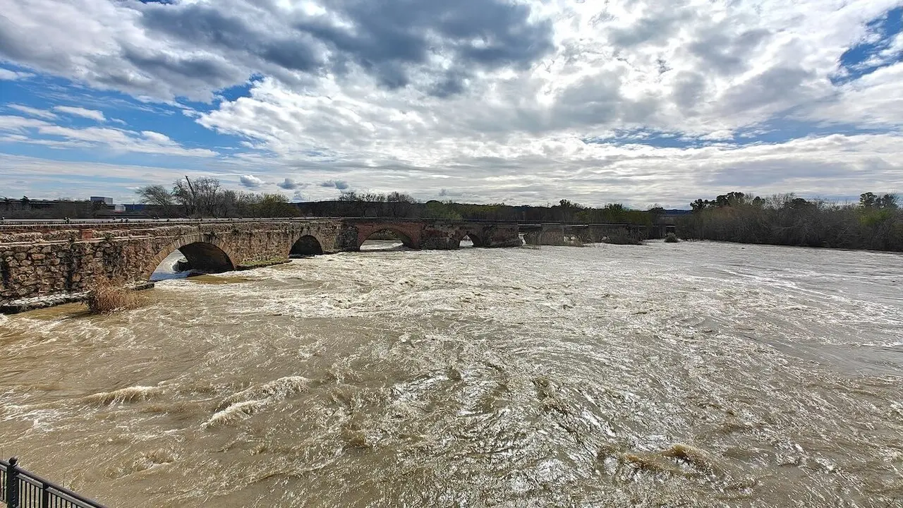 Vista del río Tajo a su paso por Talavera de la Reina (Toledo) - EFE/Manu Reino