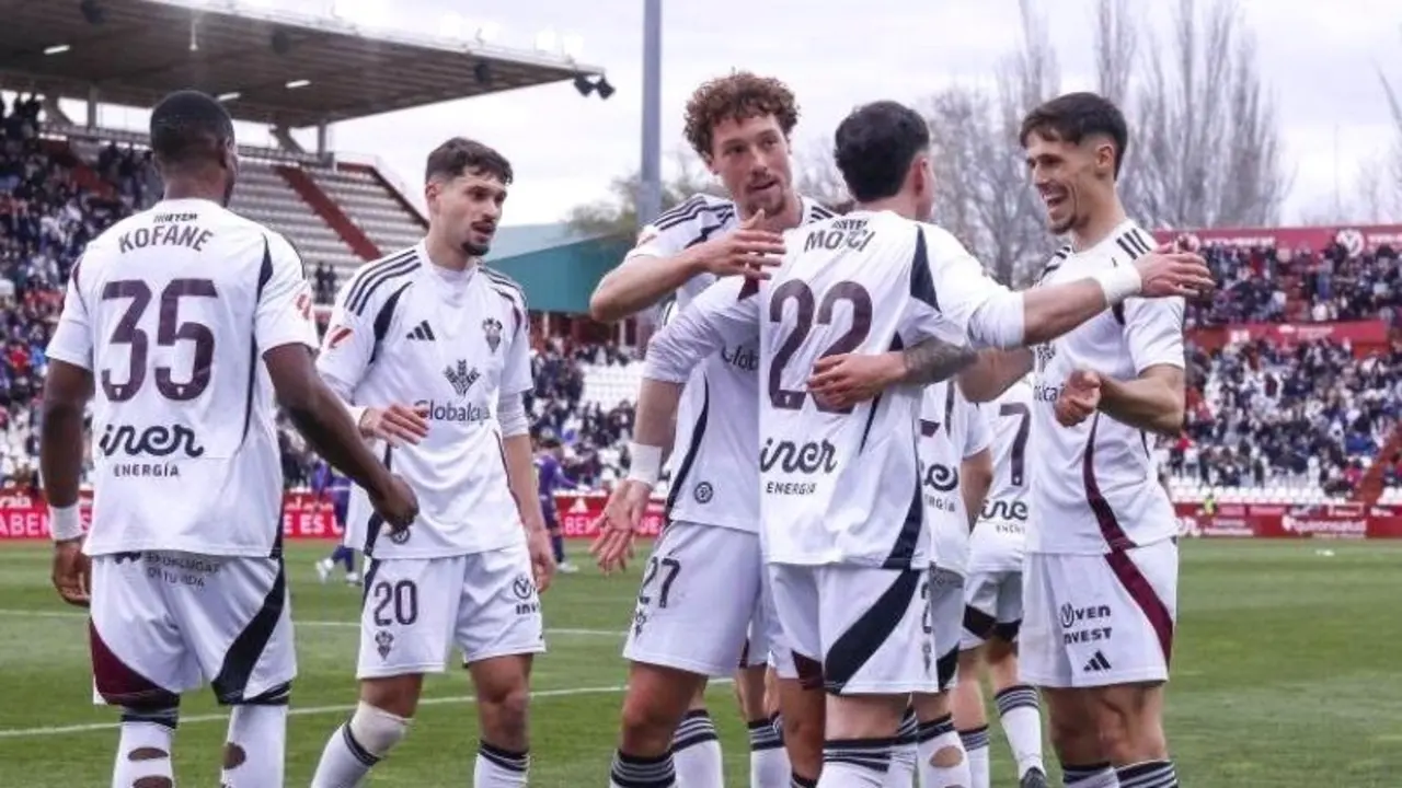 El Albacete Balompié supera al Málaga pese a jugar 70 minutos con nueve (2-0)