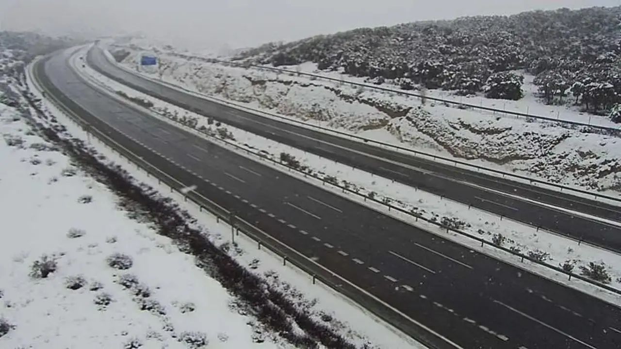 Imagen de la A-2 este domingo donde la Aemet mantiene activada la alerta naranja (riesgo importante) por nevadas