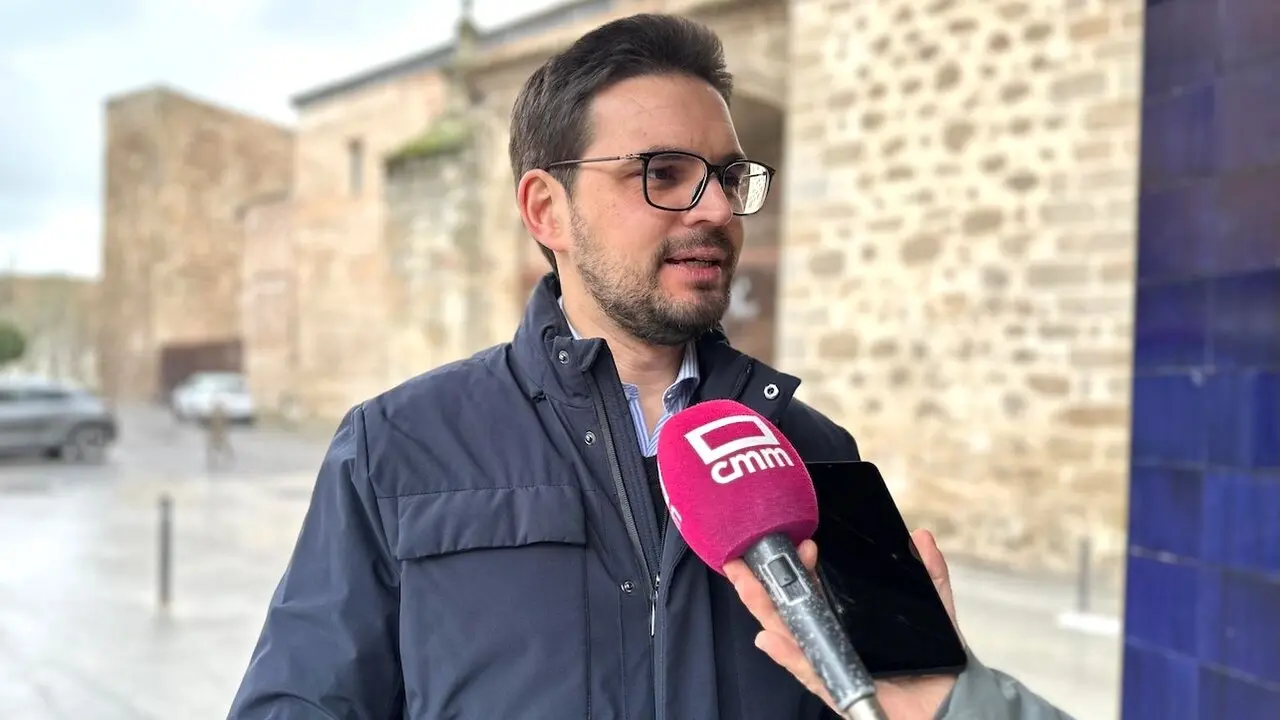 El portavoz adjunto del PP en las Cortes de Castilla-La Mancha, Santiago Serrano, atendiendo a los medios este domingo en Talavera de la Reina (Toledo)