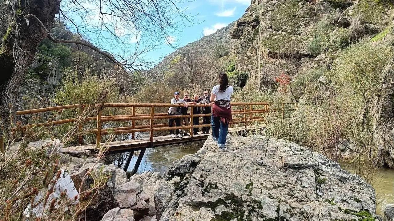Un grupo de turistas visitan la ruta de El Boquerón del Estena en el Parque Nacional de Cabañeros este domingo - EFE/Beldad