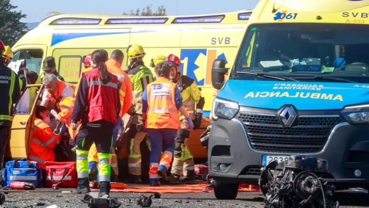 Muere una mujer y varios heridos en una colisión entre dos coches y un autobús - Fotografía: Diario de Arousa
