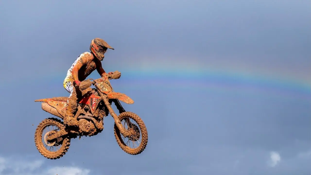 El piloto esloveno del equipo Honda HRC, Tim Gajser (nº 243), se ha proclamado campeón de la categoría reina durante la celebración del Gran Premio de Motocross Castilla-La Mancha MXGP 2025, segunda prueba de la temporada que se ha disputado en Cózar (Ciudad Real) - EFE/Jesús Monroy