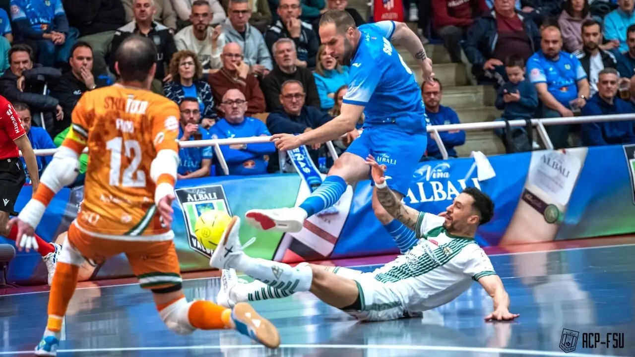 El Viña Albali Valdepeñas remonta en casa y respira tras vencer al Córdoba (3-2)