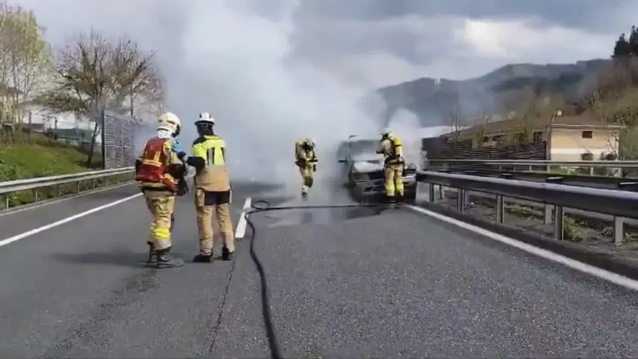Muere un conductor al salirse de la vía e incendiarse el vehículo que conducía, furgoneta, incendiado