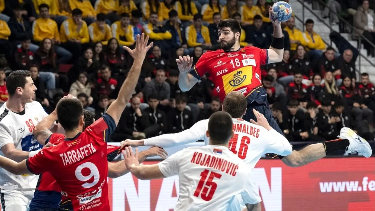 Los jugadores de la selección española de balonmano, Imanol Garciandía (d), y Ian Tarrafeta (2i), y los jugadores de la selección de Serbia de balonmano, Mijajlo Marsenic (i), Uros Kojadonovic (3d) y Dragan Pechmalbec (2d), durante del partido de clasificación para el Europeo - EFE/Jesús Monroy